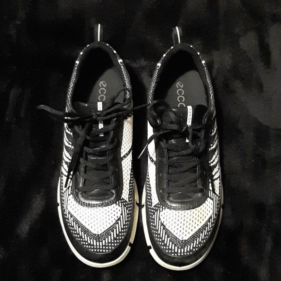 ECCO Intrinsic Knit Sneakers - Leather Trim - Women's Size 9.5 - Picture 3 of 13